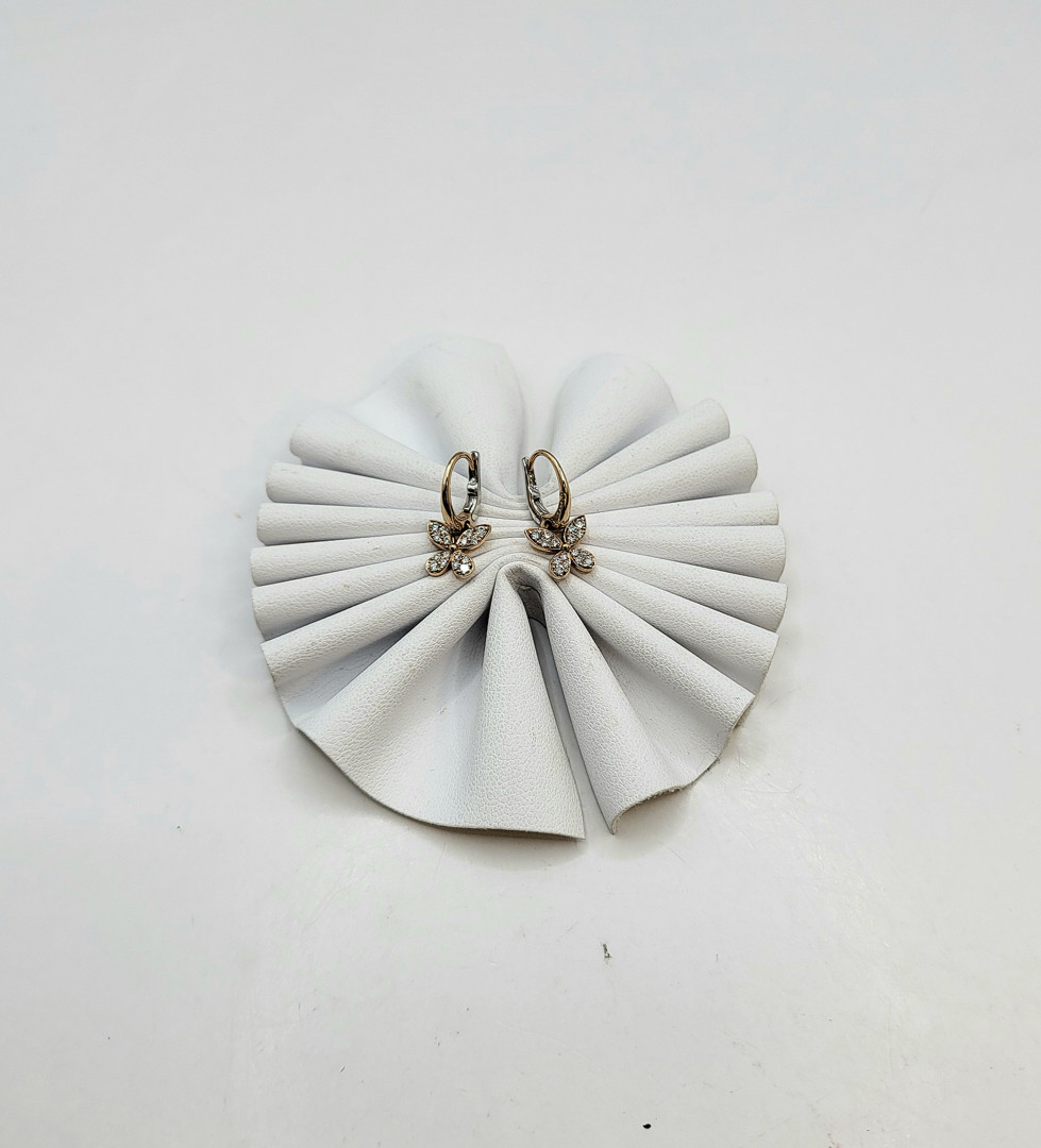 Un paio orecchini oro diamantini 