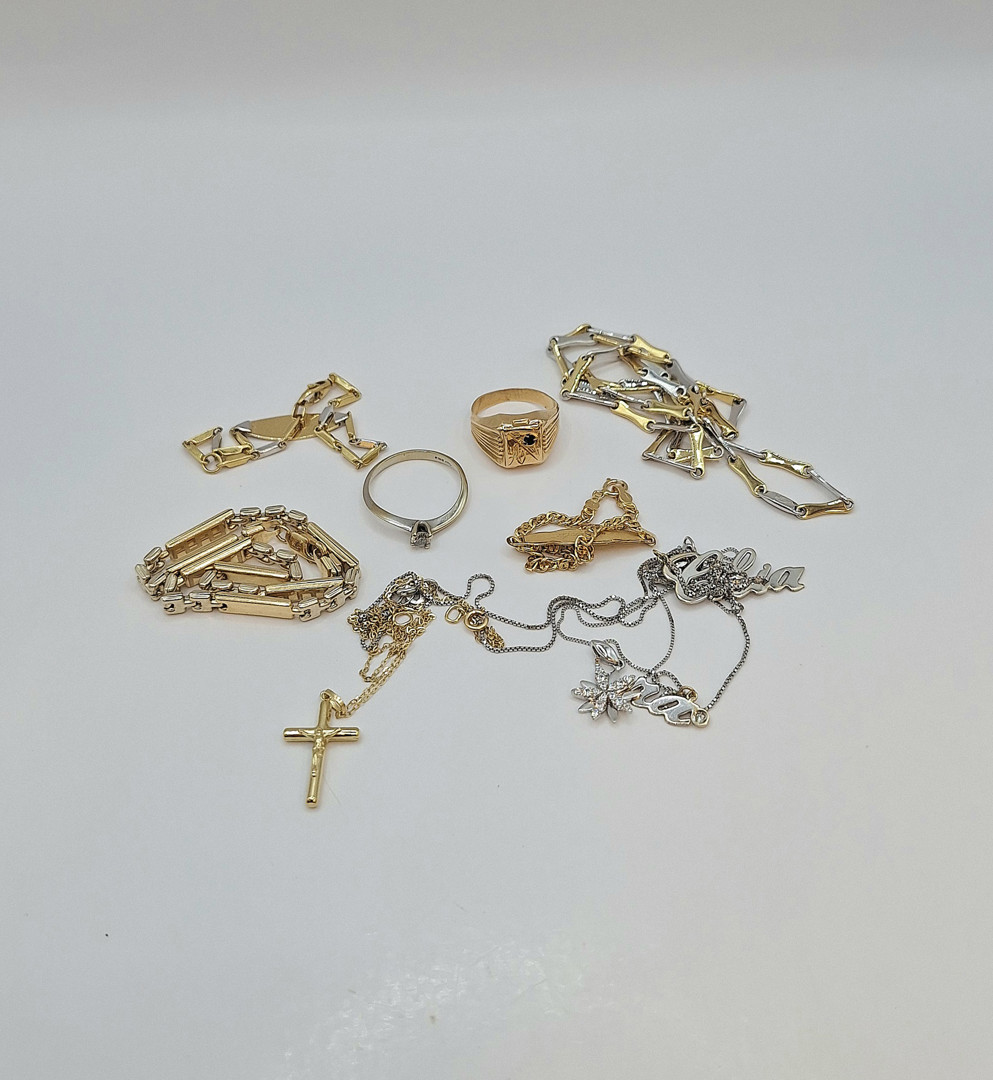 Vari oggetti in oro pietre