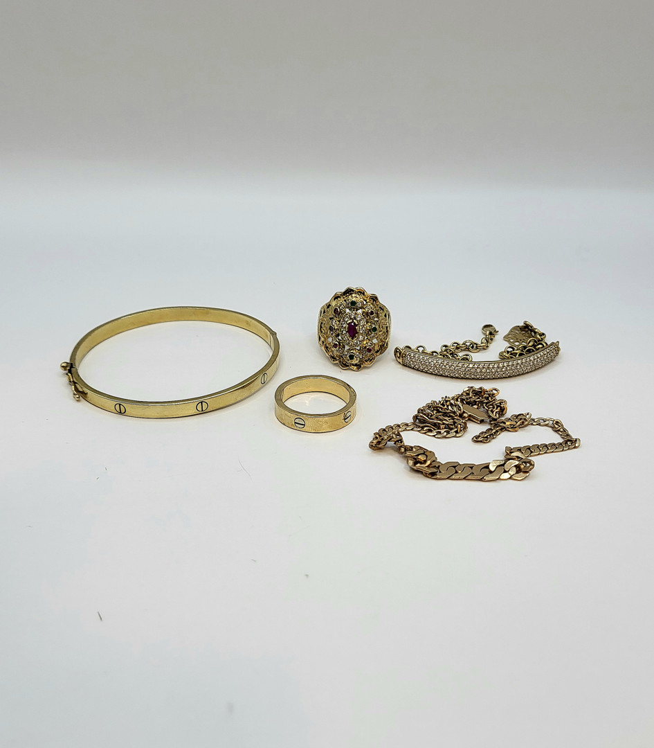 Vari oggetti oro pietre