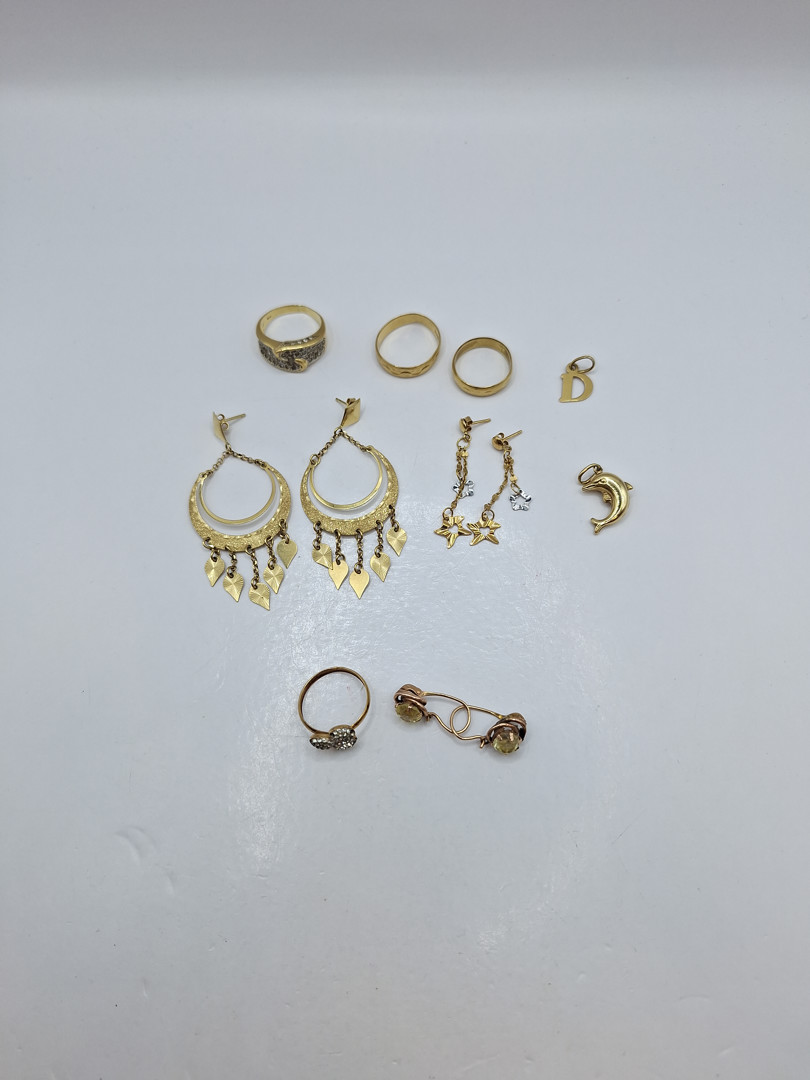 Vari oggetti in oro pietre