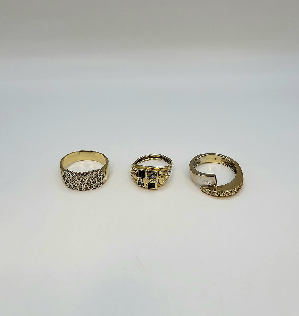 Tre anelli oro pietre