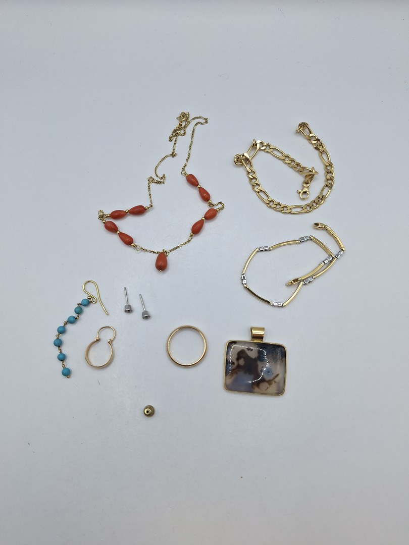 Vari oggetti oro diamantini corallo pietre 