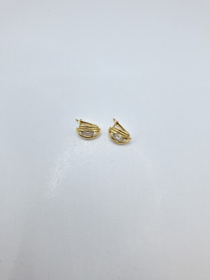 Un paio di orecchini in oro pietre