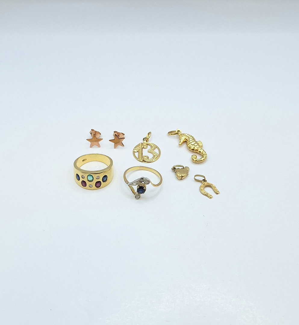 Vari oggetti in oro pietre diamantini 