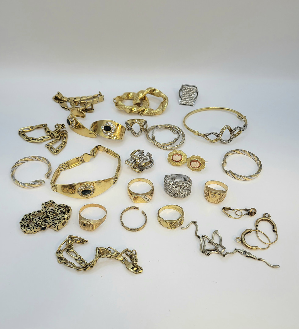 Vari oggetti oro pietre 