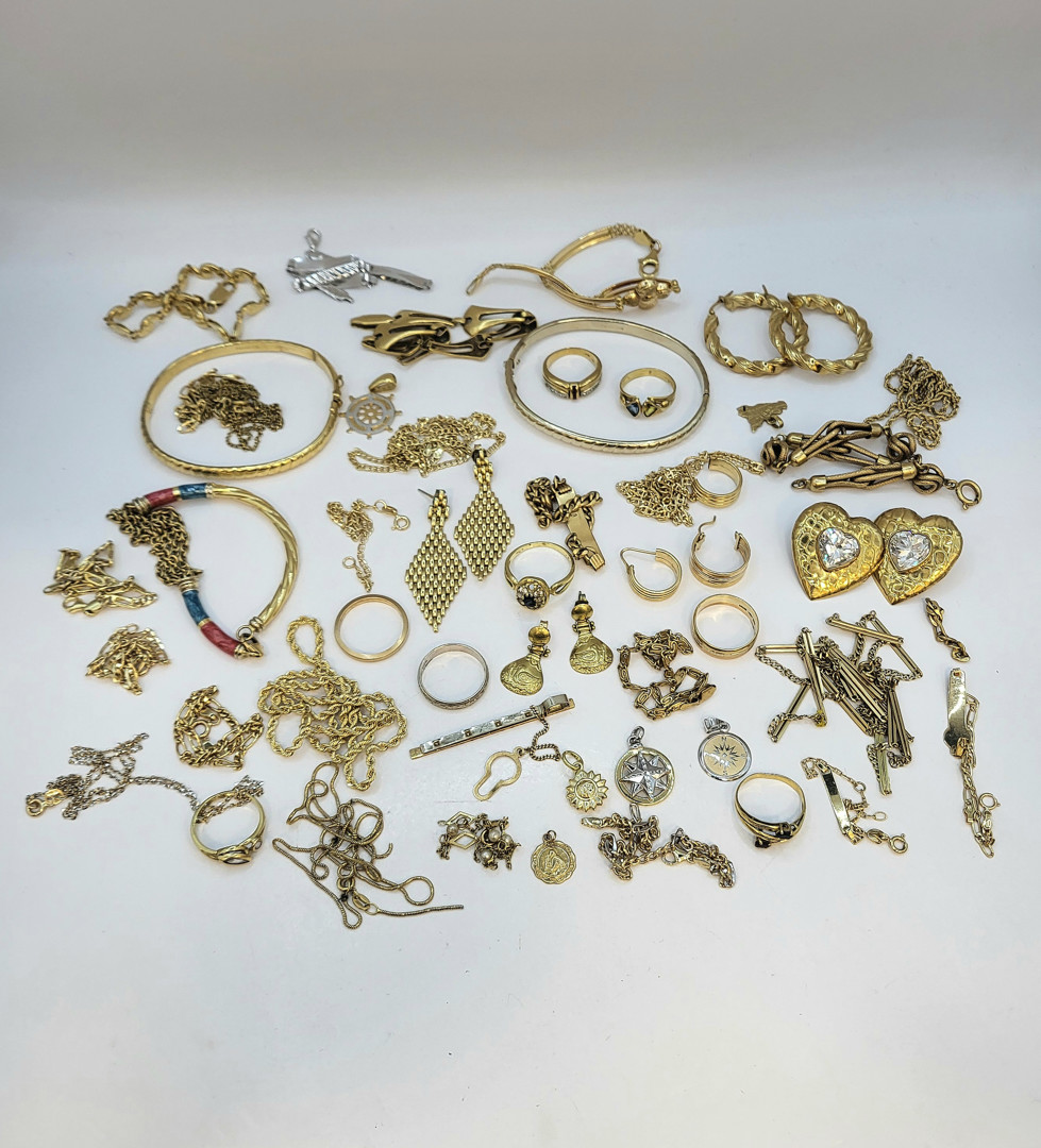 Vari oggetti oro pietre diamantini