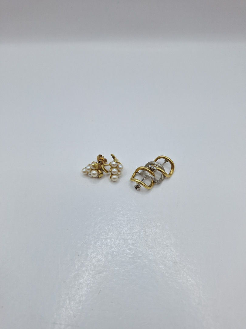 Spilla e un paio di orecchini oro diamantini perle