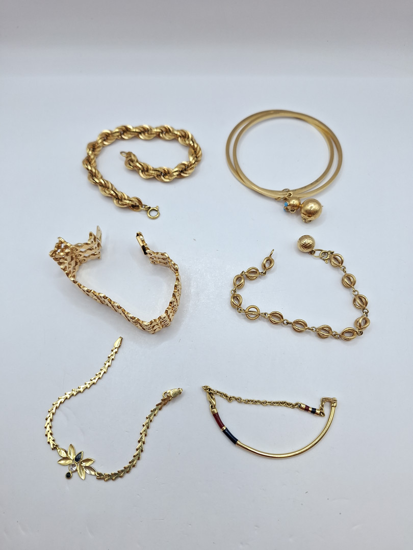 Sei bracciali e due ciondoli in oro pietre 