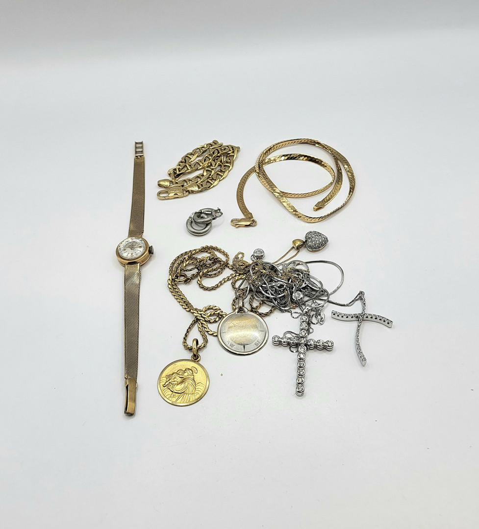 Vari oggetti oro pietre