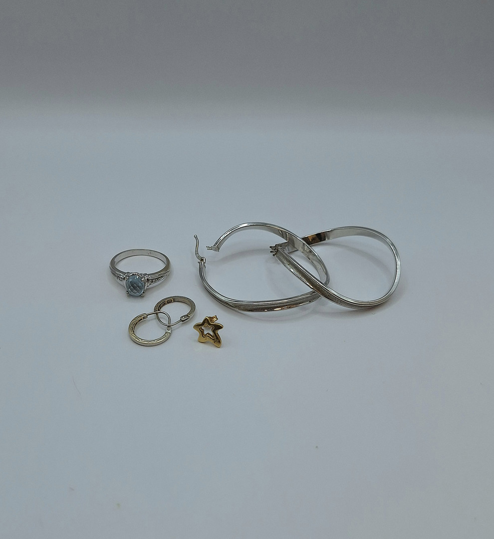 Vari oggetti oro pietre