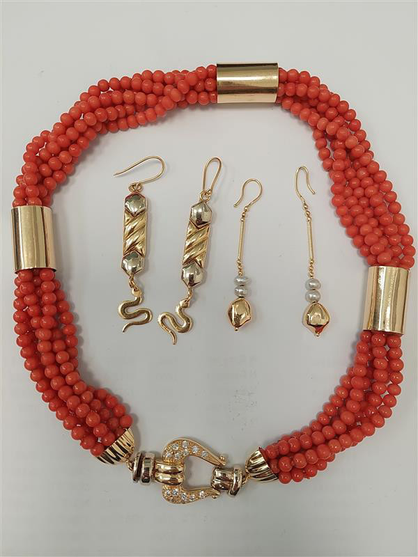 Vari oggetti oro pietre coralli madreperla