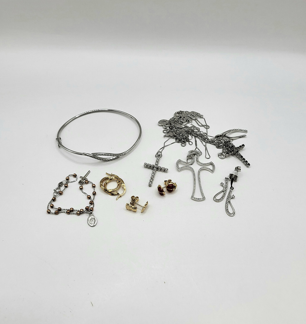 Vari oggetti oro pietre