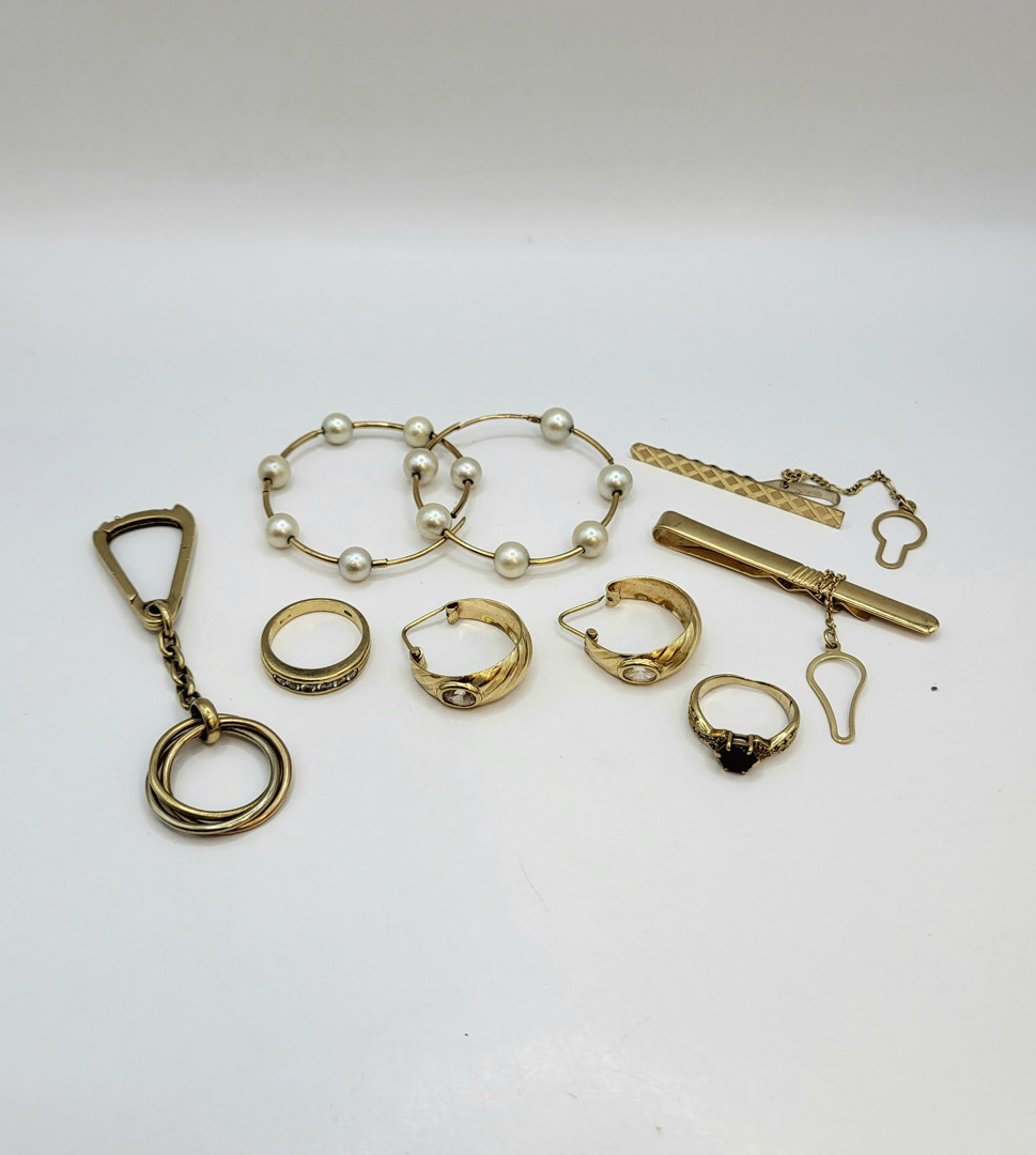 Vari oggetti oro perle pietre