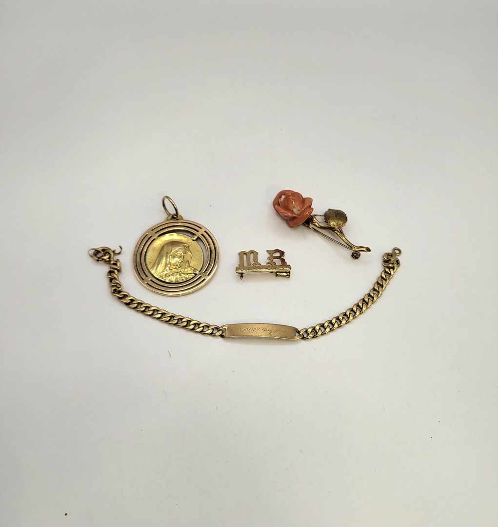 Bracciale ciondolo e due spille oro corallo 