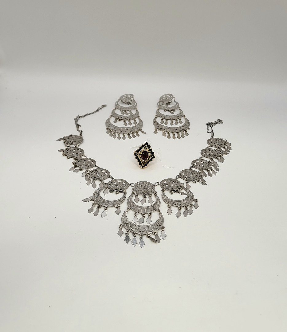 Vari oggetti oro pietre