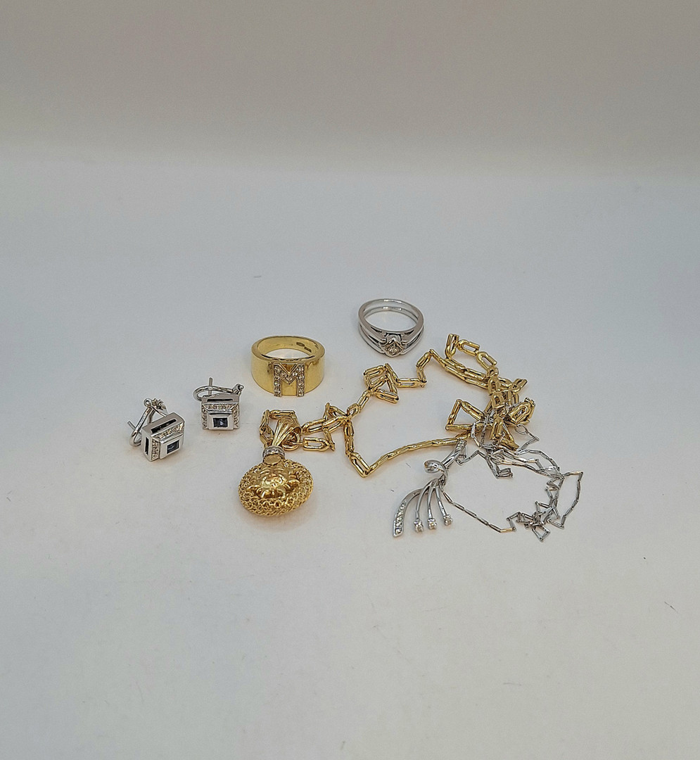 Vari oggetti in oro pietre diamantini