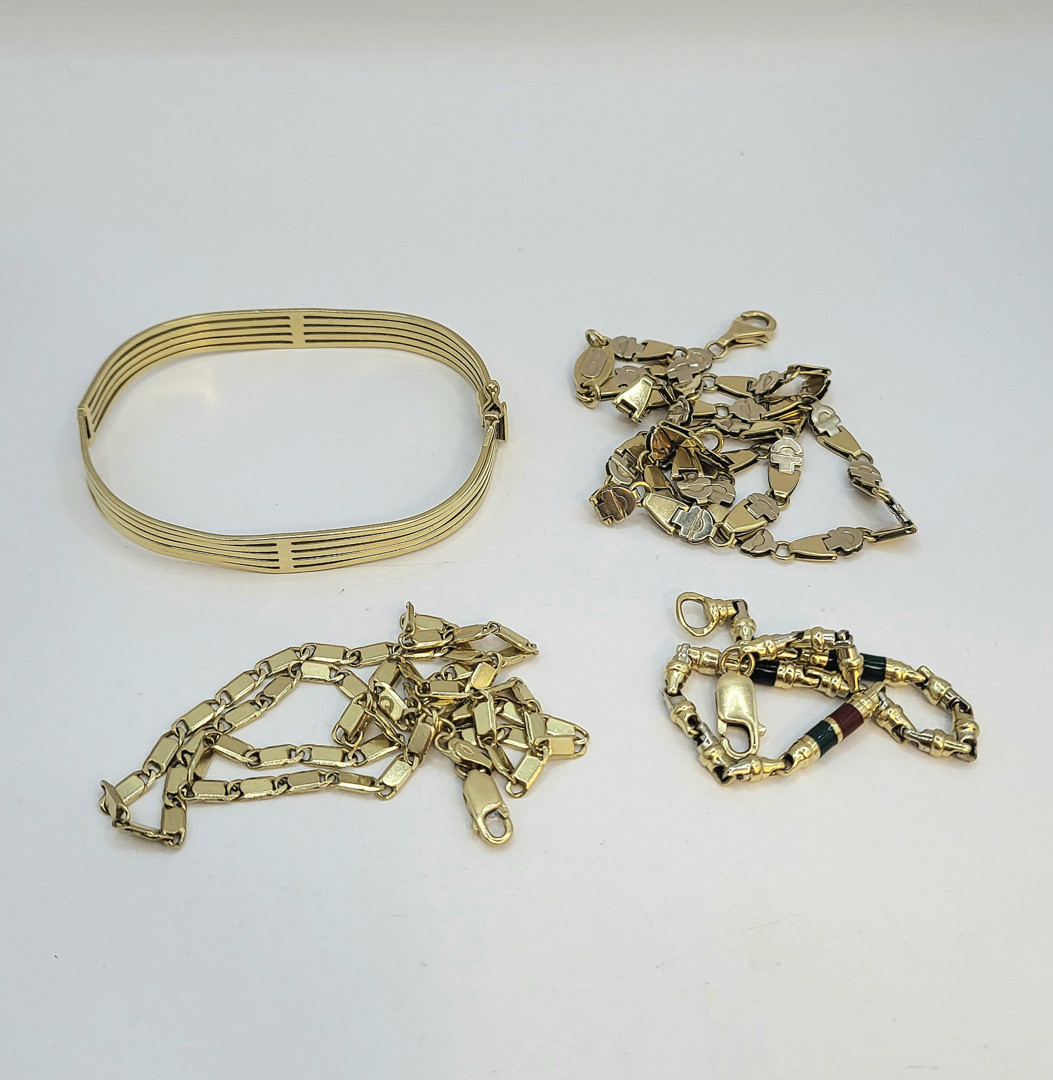 Due collane e due bracciali oro 