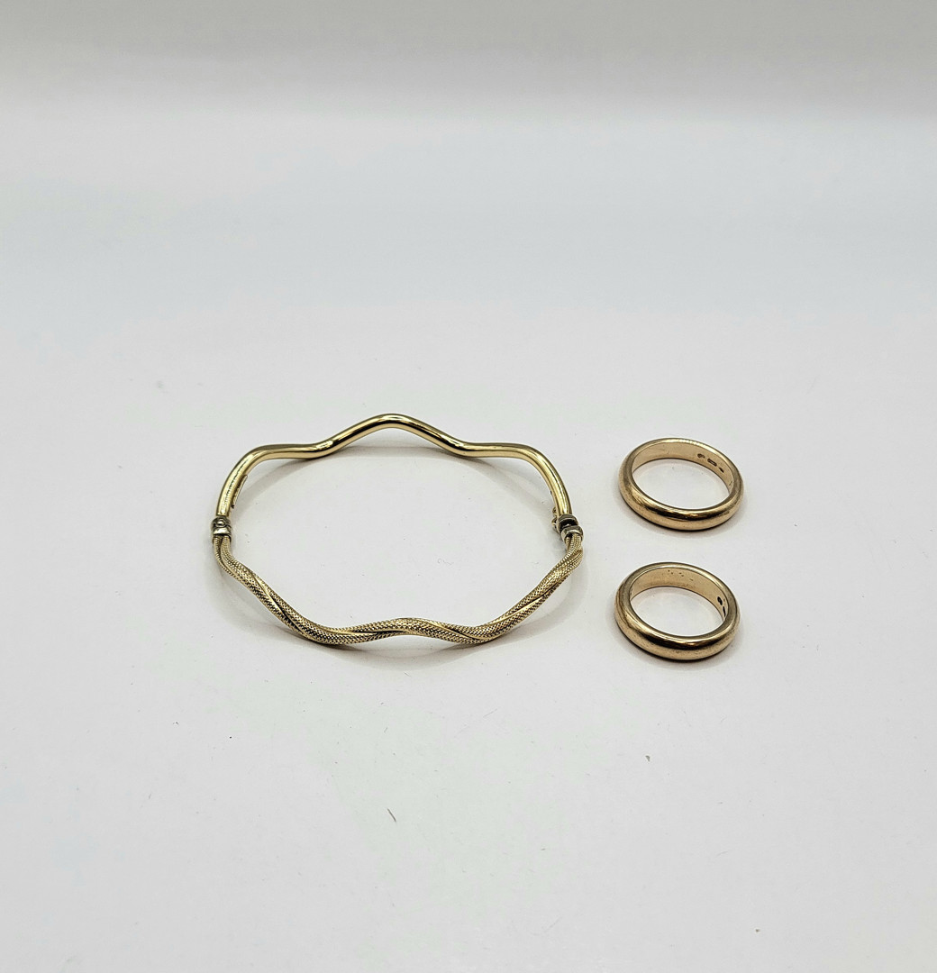 Due anelli e bracciale oro 