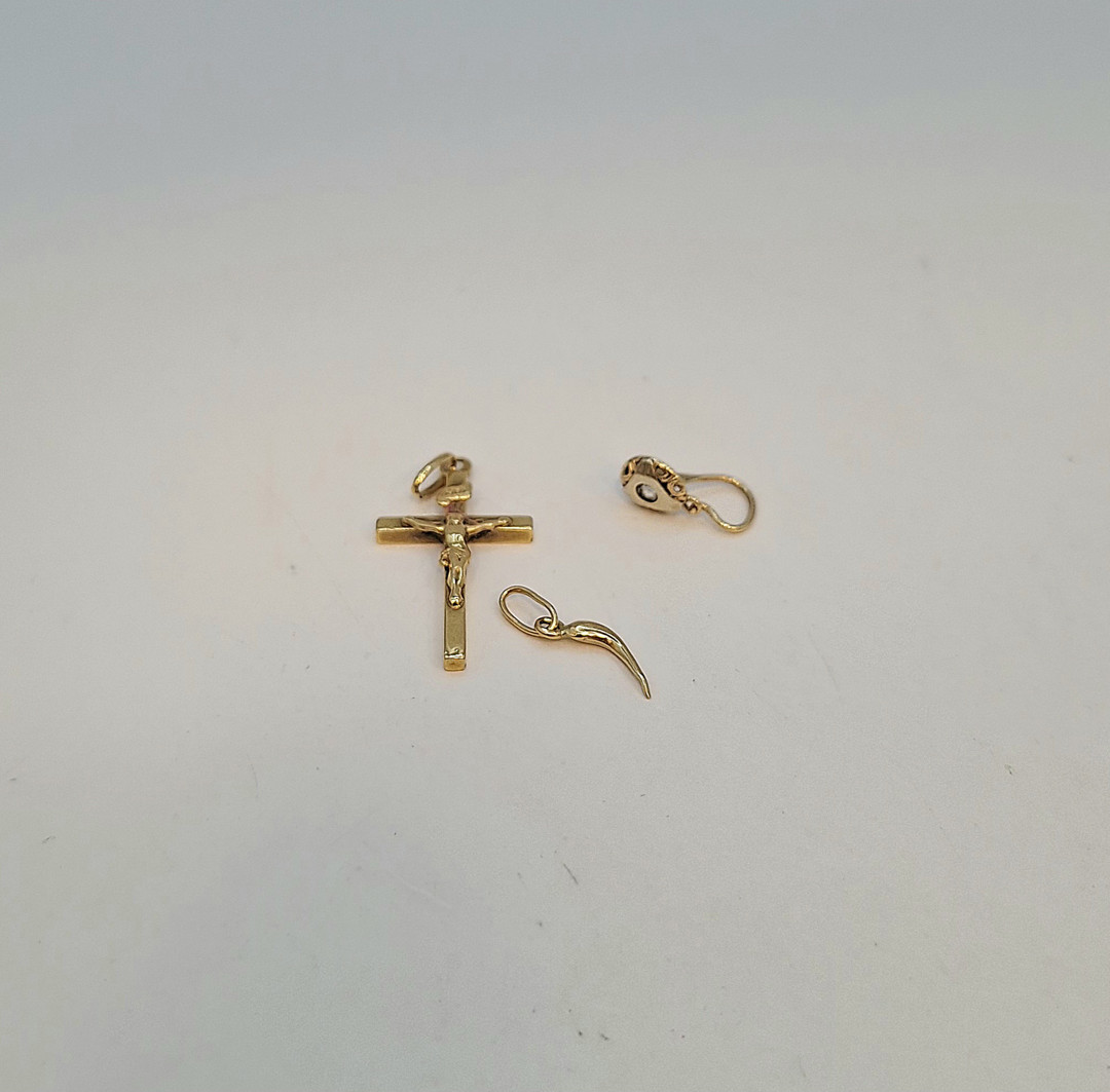 Due ciondoli e orecchino oro pietra