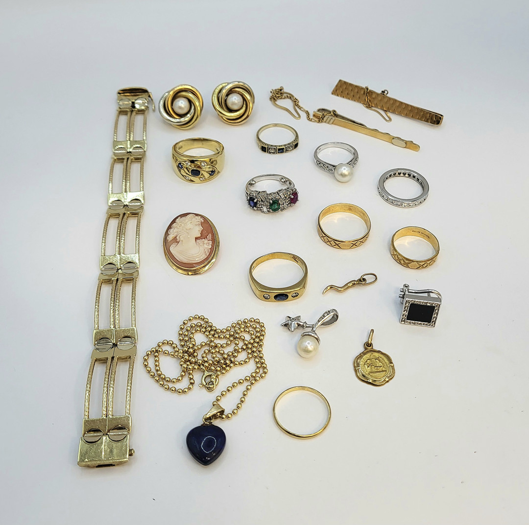 Vari oggetti oro diamanti pietre