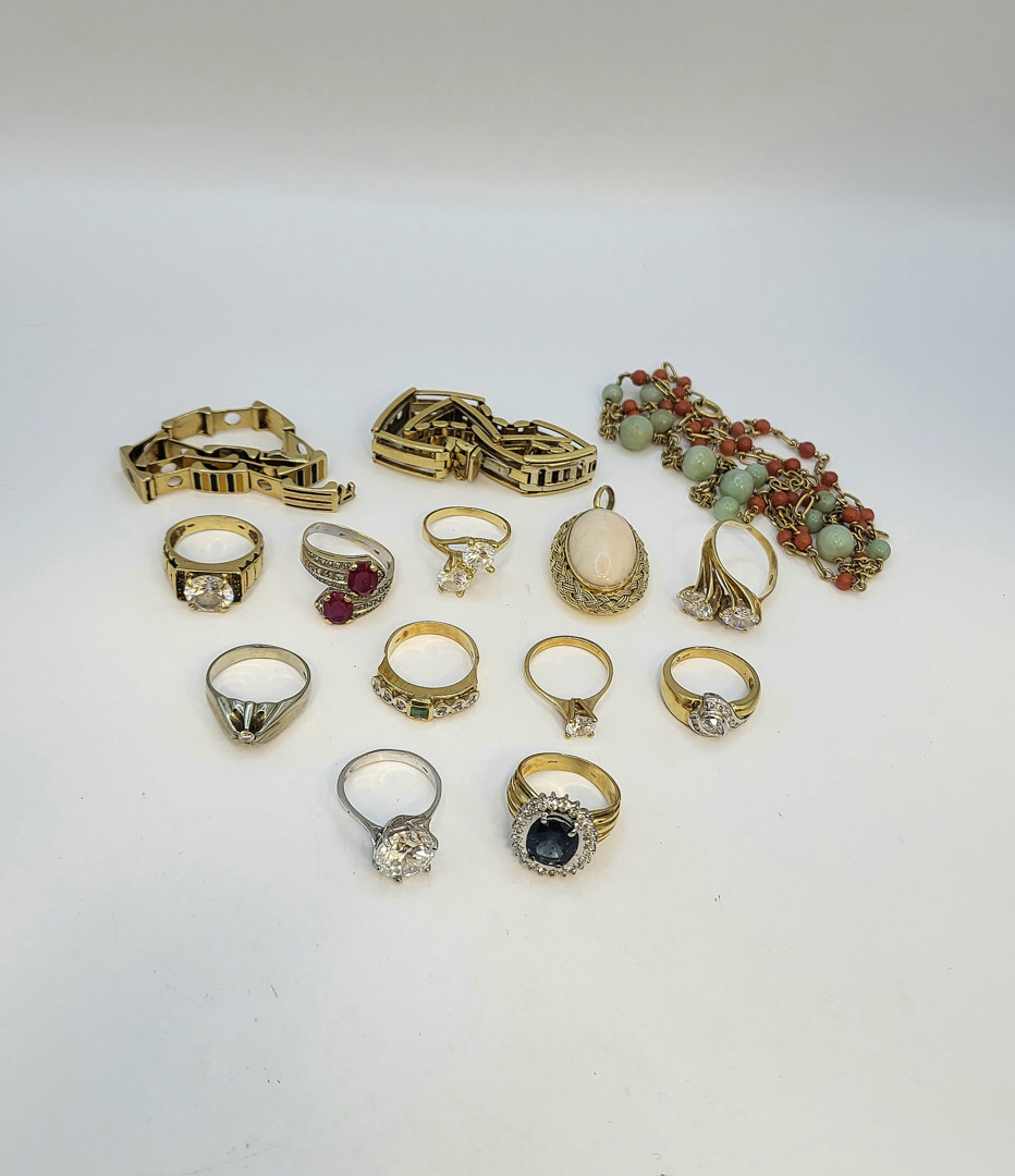 Vari oggetti in oro pietre diamantini 