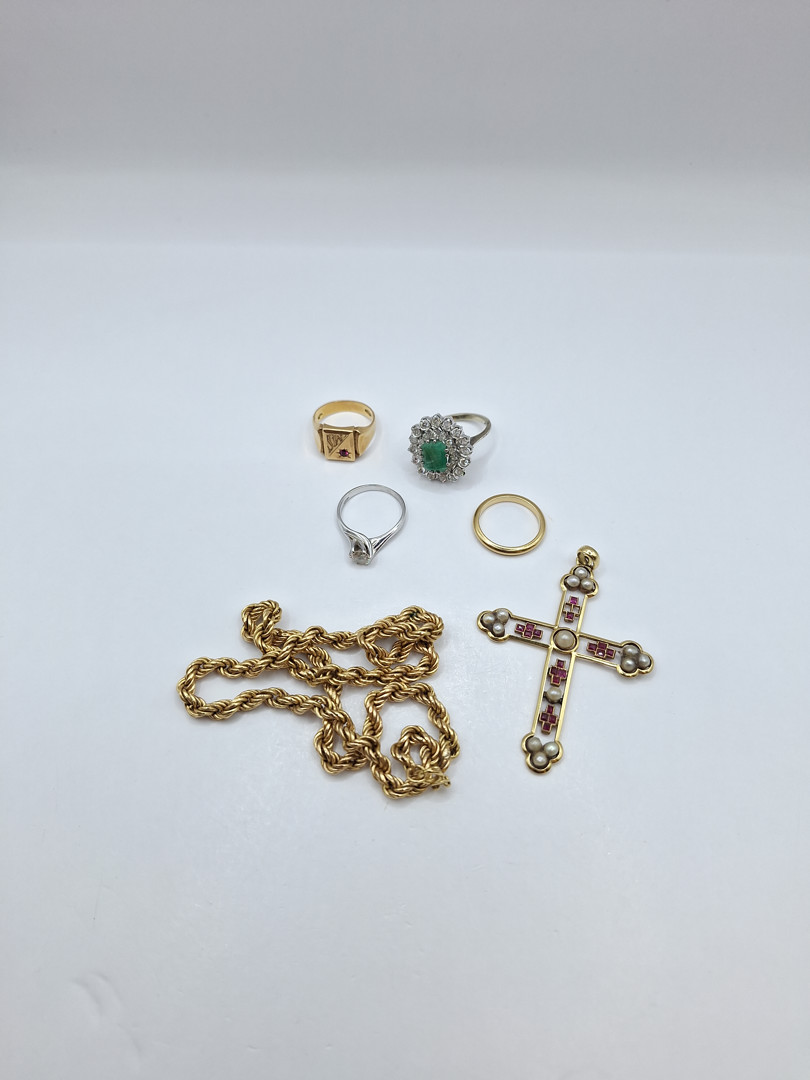 Quattro anelli collana e croce in oro pietre diamantini perle 