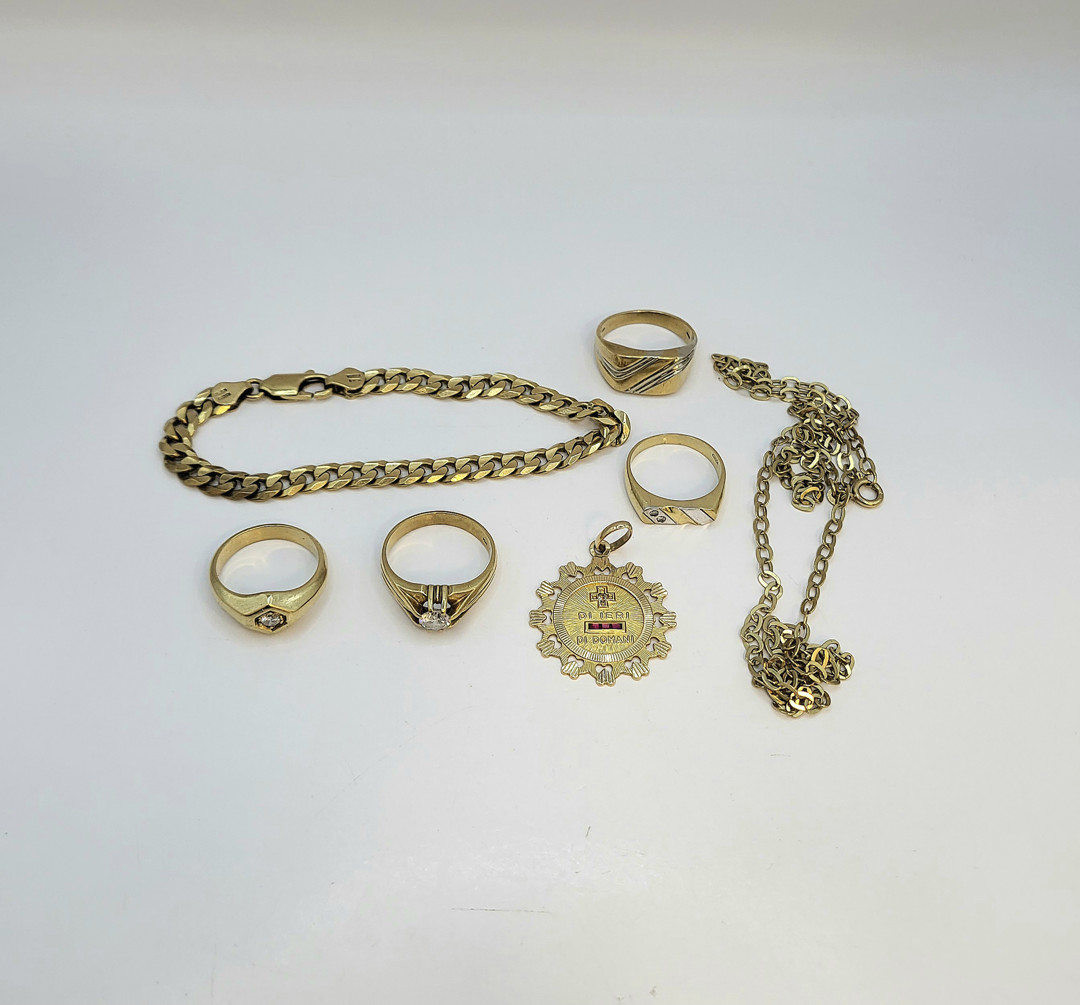 Vari oggetti oro pietre diamantino