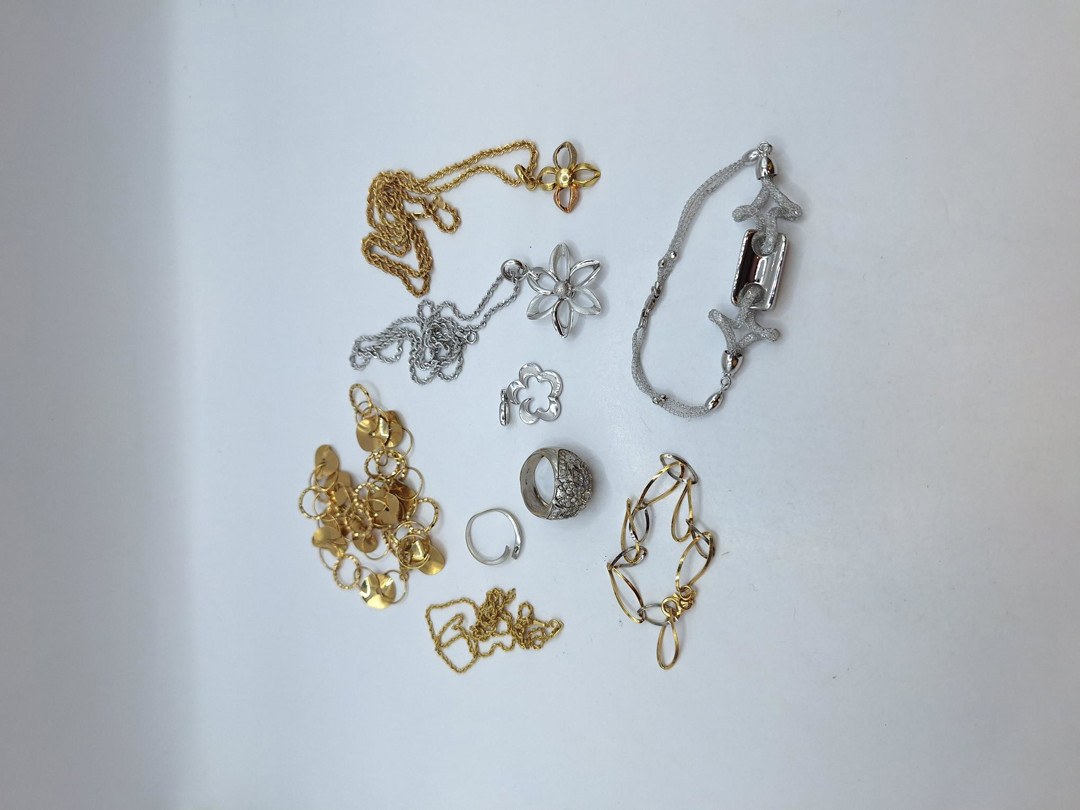 Vari oggetti oro pietre