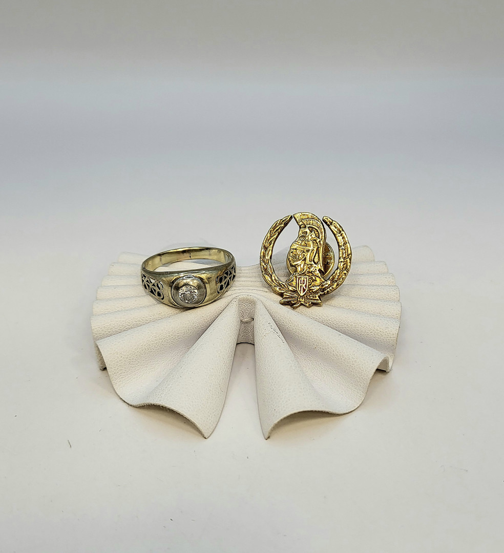 Anello e spilla oro diamante smalti