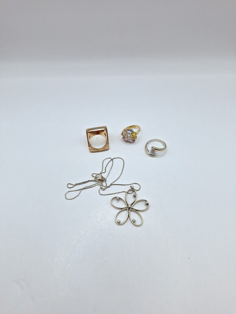 Tre anelli catenina e ciondolo in oro pietre diamantini