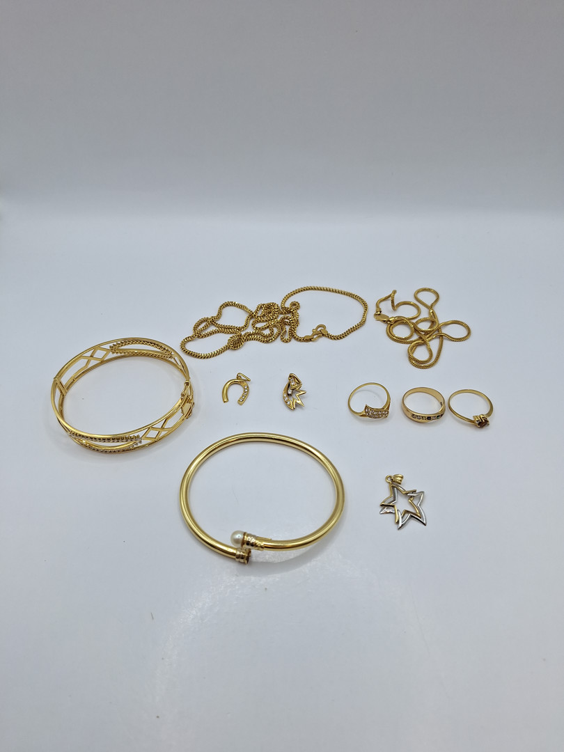 Vari oggetti in oro pietre perla