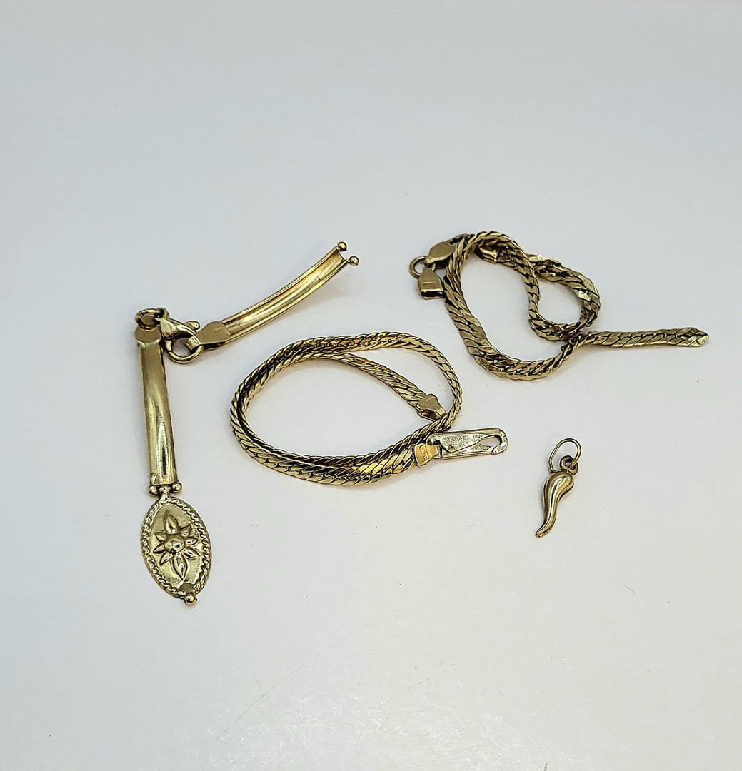 Tre bracciali e ciondolo oro 