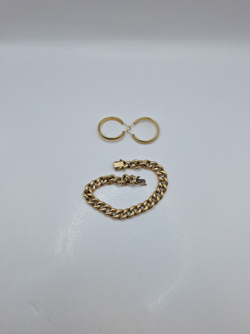 Bracciale e un paio di orecchini oro