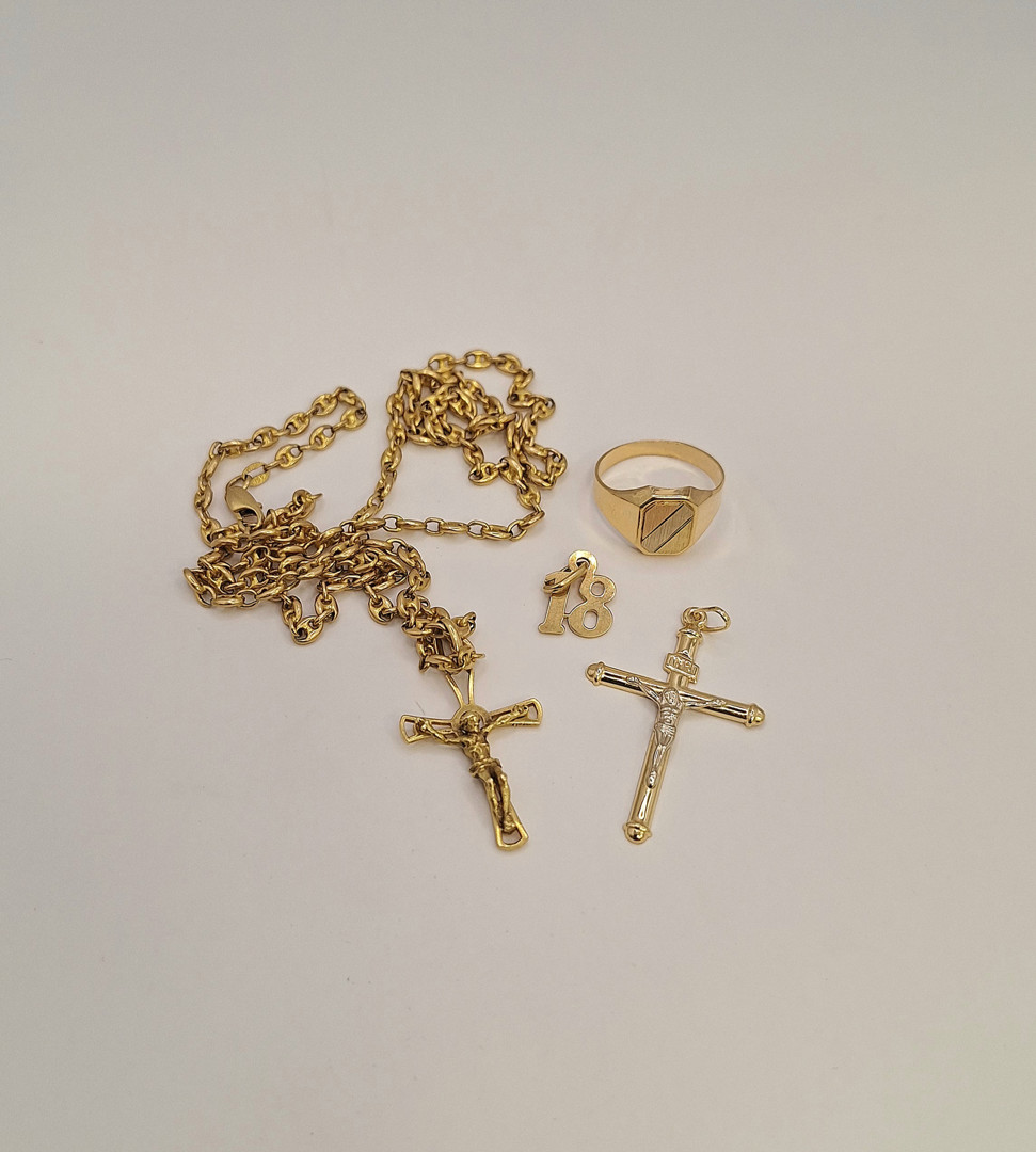 Anello collana e tre ciondoli oro 