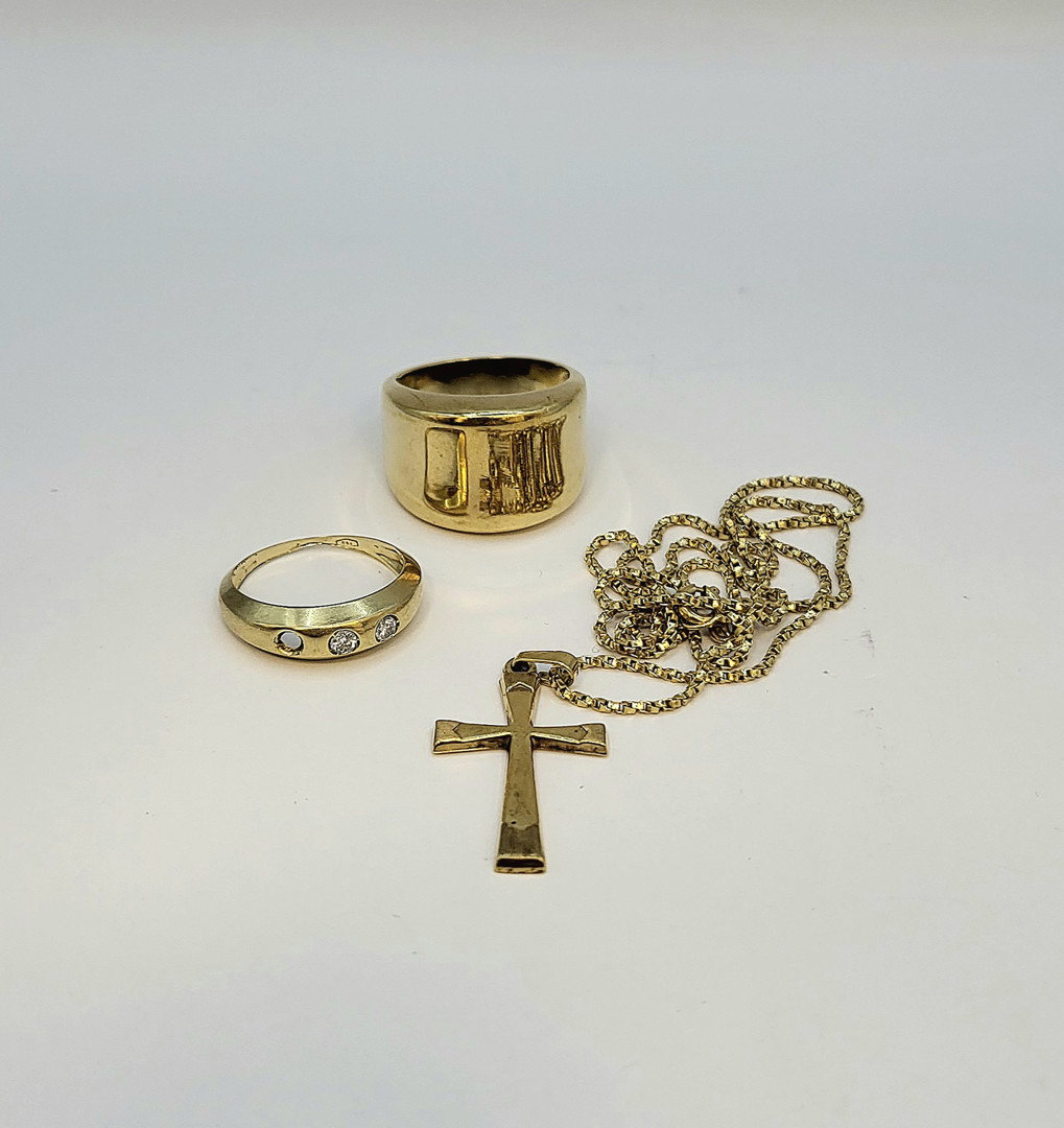 Vari oggetti in oro diamantini 