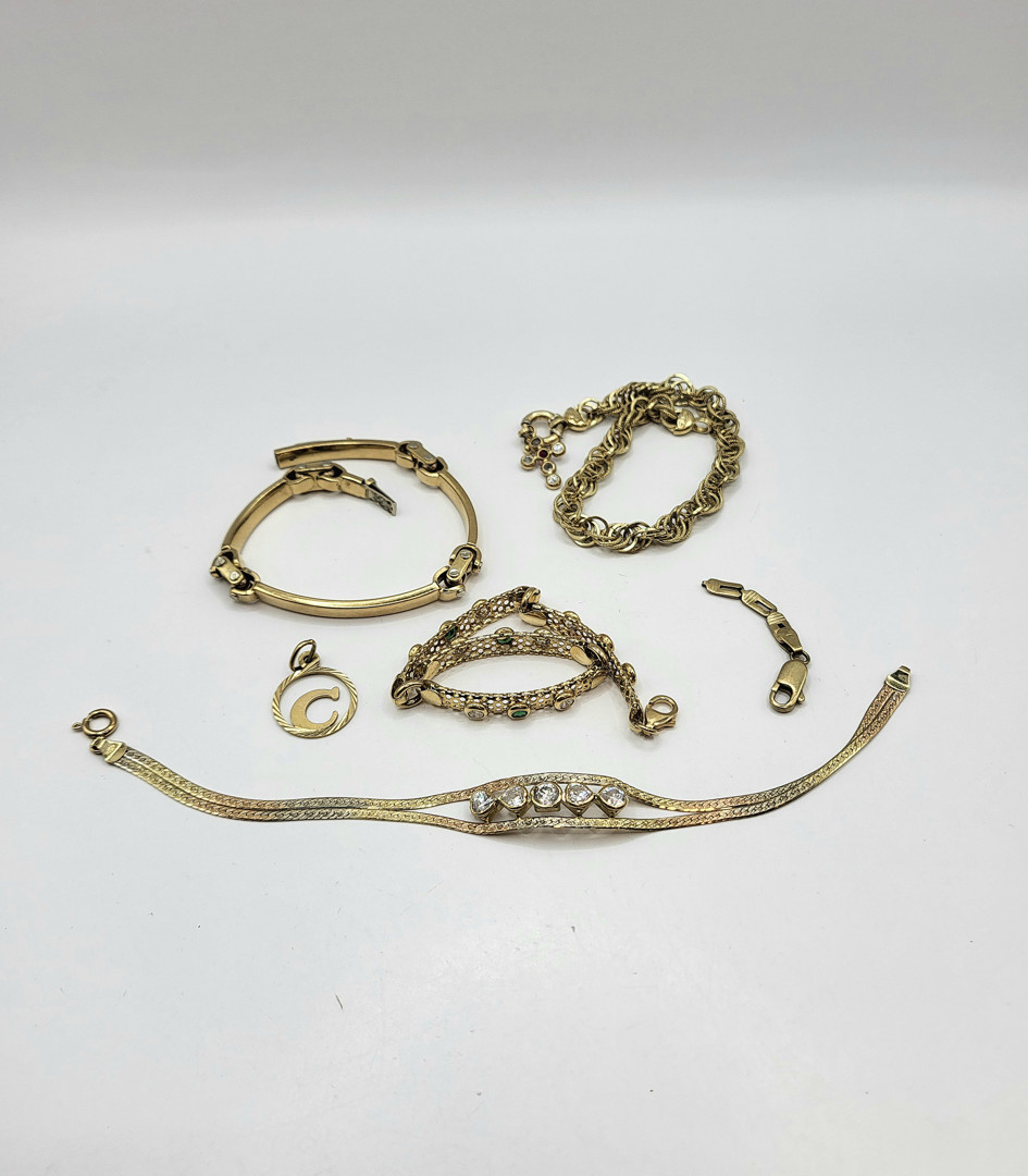 Vari oggetti in oro pietre 