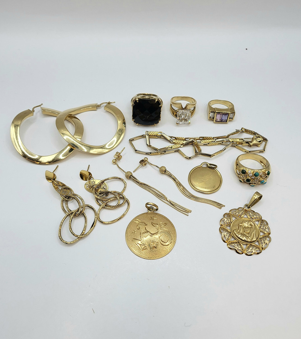 Vari oggetti oro pietre