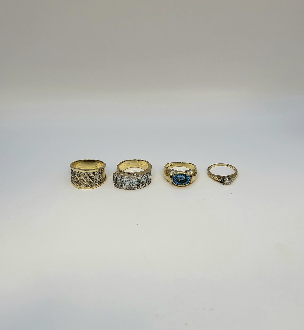 Quattro anelli oro pietre diamantino