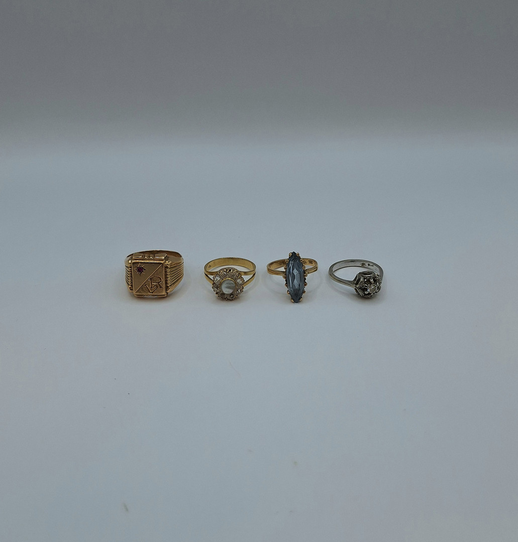 Quattro anelli oro pietre diamantino