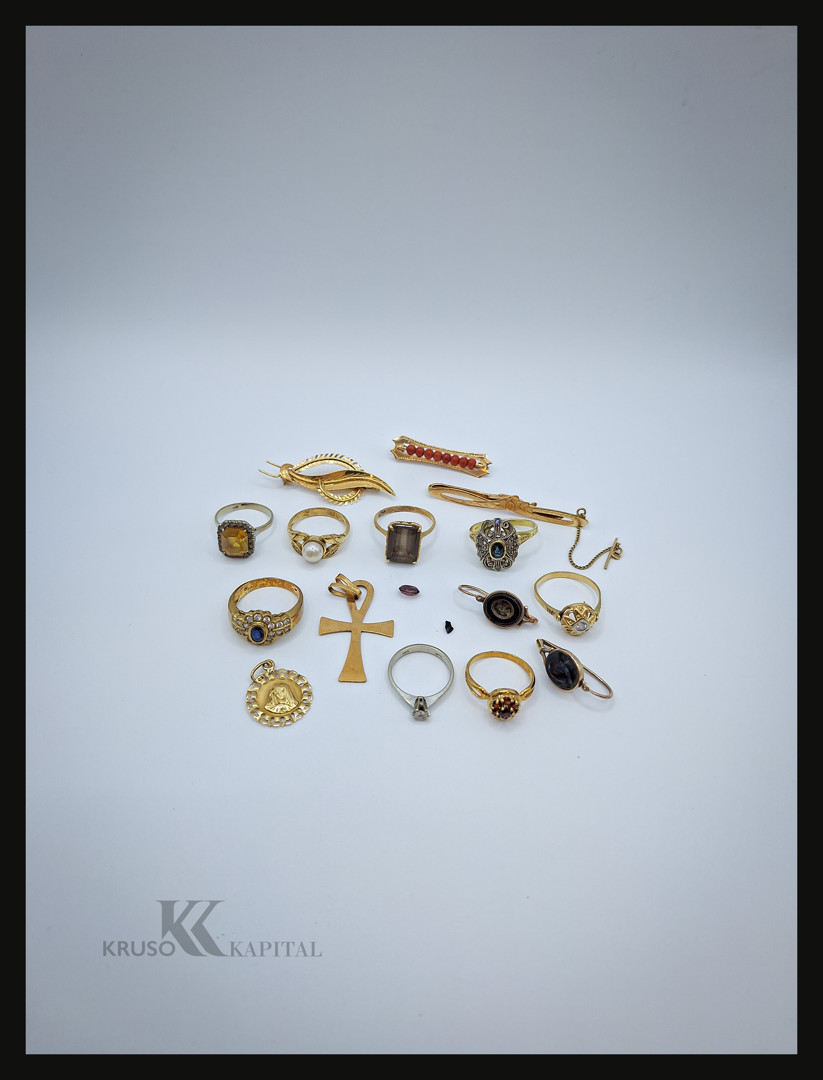 Vari oggetti oro argento pietre diamantini corallo perla 