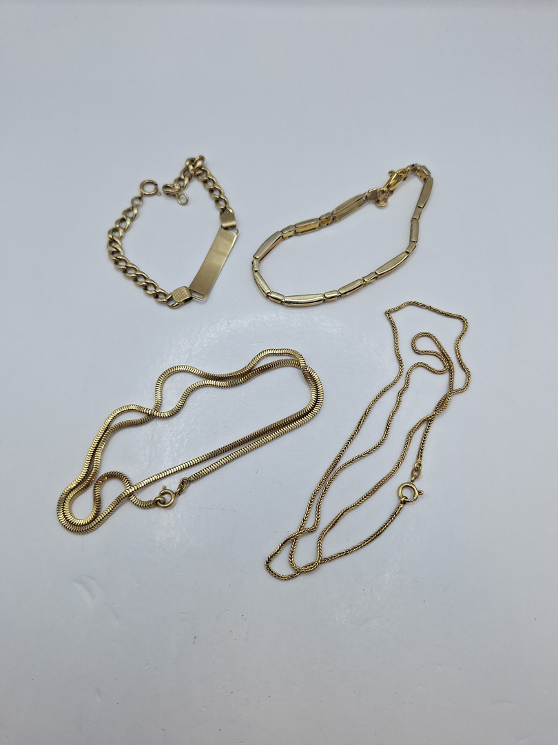 Due bracciali e due collane in oro