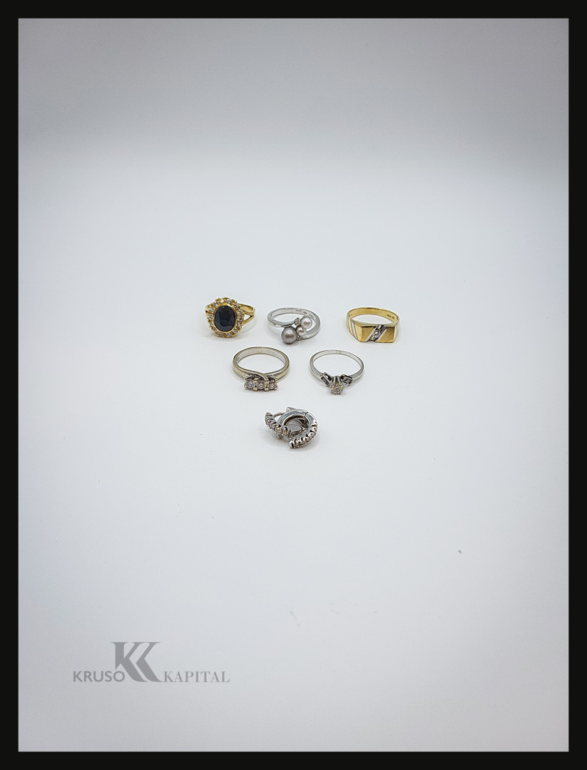 Vari oggetti oro diamantini pietre perle