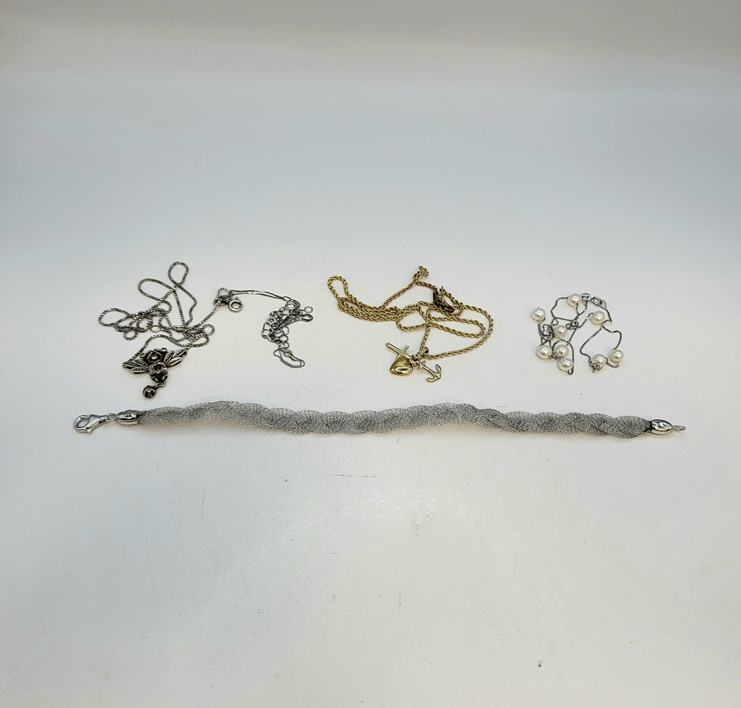 Vari oggetti oro perline pietre diamantino
