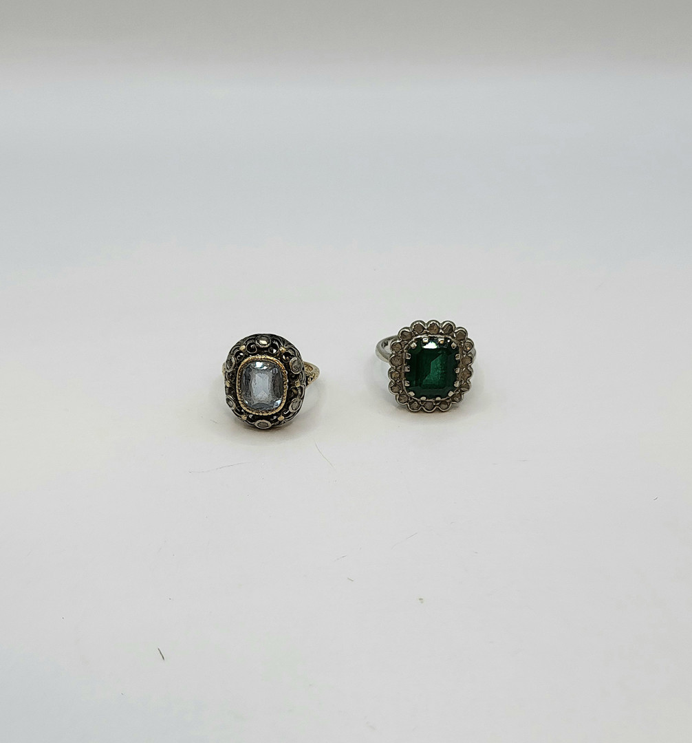 Due anelli in oro argento pietre diamanti 