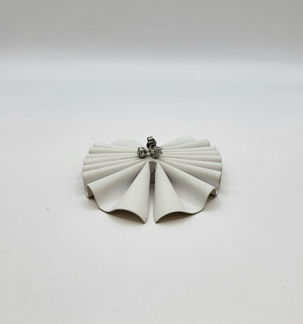 Un paio orecchini oro diamantini