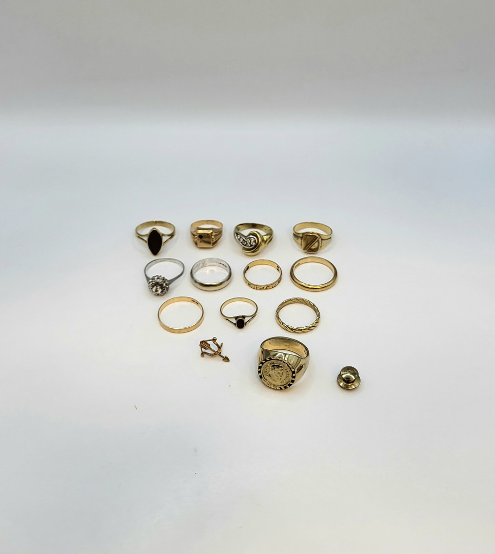 Vari oggetti in oro pietre 