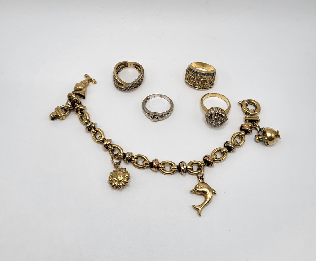 Quattro anelli e bracciale in oro pietre 