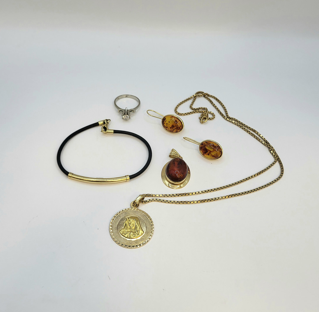 Vari oggetti in oro pietre diamantino