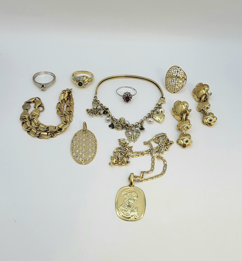 Vari oggetti in oro pietre perle 