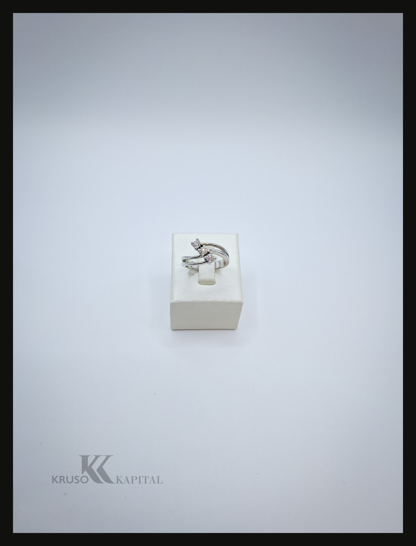 Anello "trilogy" in oro con diamanti a firma Giorgio Visconti